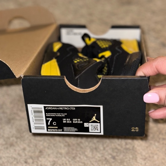 Jordan 4 retro  yellow & black size 7C - Picture 2 of 4